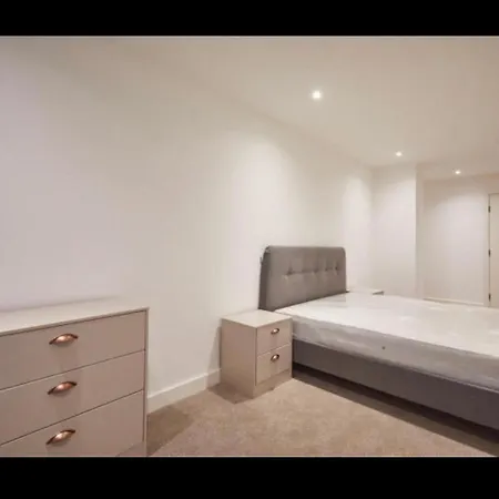 Luxurious Centre 2 Bed Lejlighed
