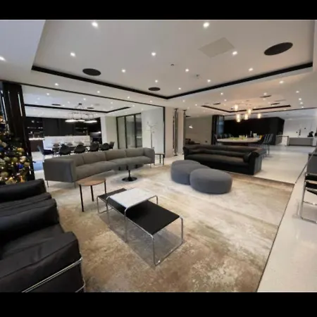 Luxurious Centre 2 Bed Lejlighed *