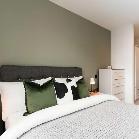 Ultra Modern 2 Bed Apartment - City Centre Апартаменты *