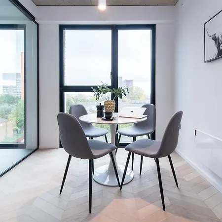 Ultra Modern 2 Bed Apartment - City Centre *