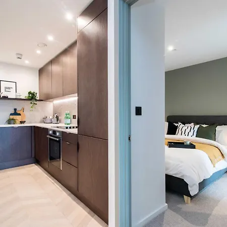 Ultra Modern 2 Bed Apartment - City Centre *