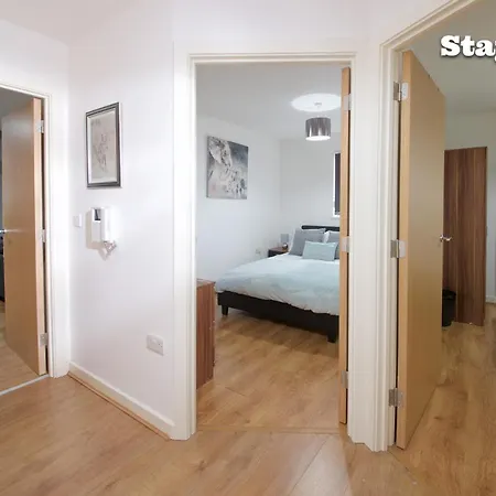 Central Manchester Two Bedroom Flat With Parking Апартаменты Манчестер
