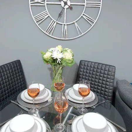 Апартаменты Central Manchester Two Bedroom Flat With Parking *