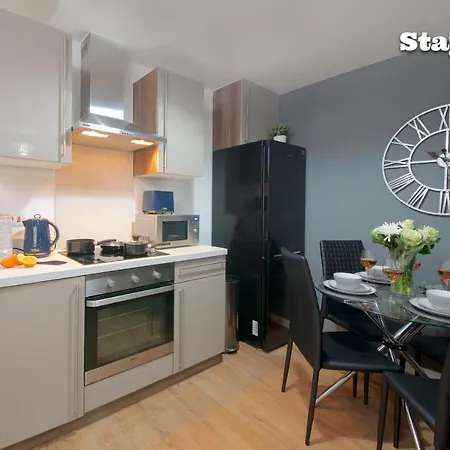 Central Manchester Two Bedroom Flat With Parking