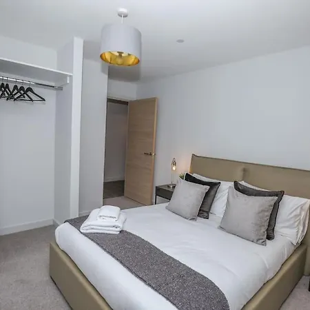 Large Stylish 3 Bed Media City Apart Free Parking * Manchester