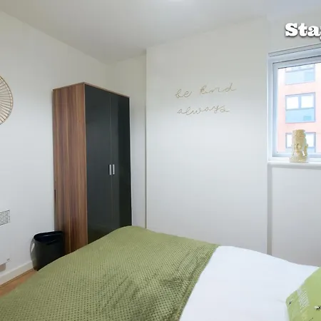 Central Manchester Two Bedroom Flat With Parking