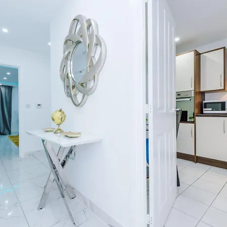 Luxury 3 Bedroom House Close To Center *