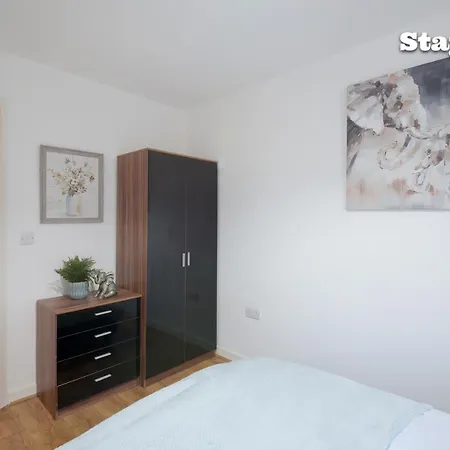 Central Manchester Two Bedroom Flat With Parking * Манчестер