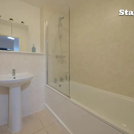 Central Manchester Two Bedroom Flat With Parking Апартаменты