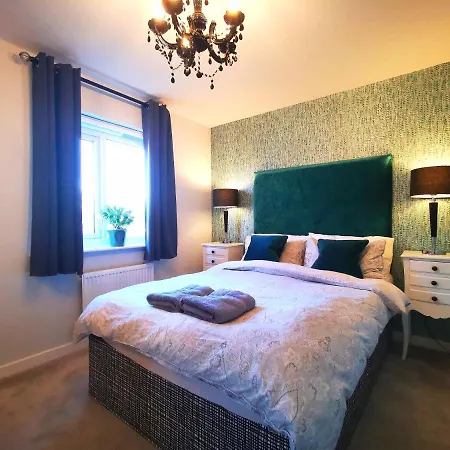 The Lawnswood - Holiday Home With Free Parking Near Coop Live & Etihad Semesterbostad