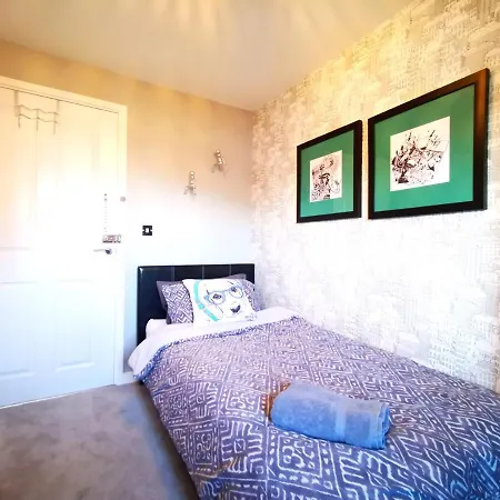 The Lawnswood - Holiday Home With Free Parking Near Coop Live & Etihad Semesterbostad