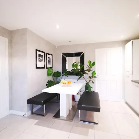 The Lawnswood - Holiday Home With Free Parking Near Coop Live & Etihad *