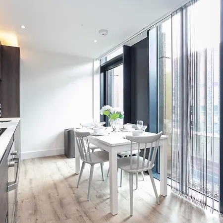Ultra Chic And Modern Two Bedroom Duplex Penthouse In Manchester City Centre *