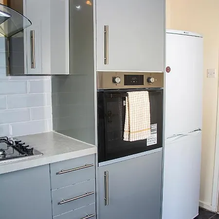 Cosy 3-bed Close To Centre بيت للعطل