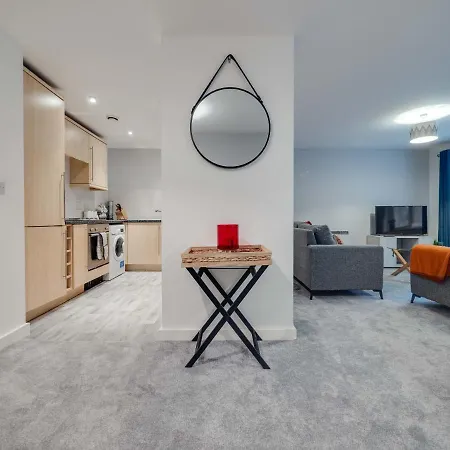 Апартаменты Pass The Keys Spacious With Parking