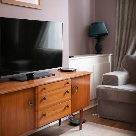 Cheerful 2 Bedroom Property Levenshulme *