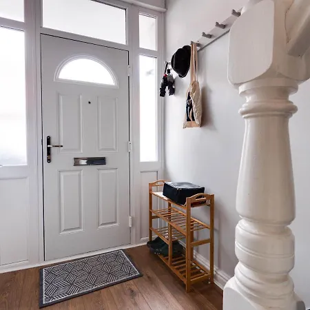 Cheerful 2 Bedroom Property Levenshulme *