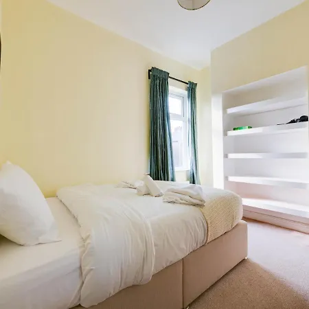 Cheerful 2 Bedroom Property Levenshulme * Manchester