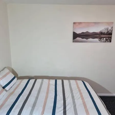 Holiday home House - Close To Centre Sleeps 6 & Parking *