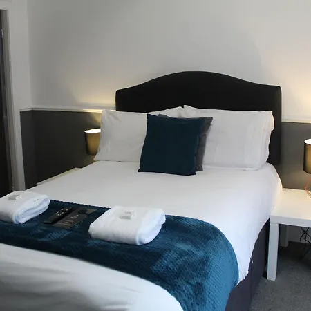 מלון Mitre Centre 3*