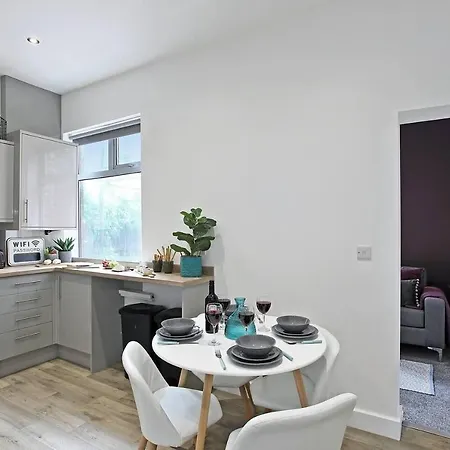 Stunning 4-Bed House In Manchester Σπίτι διακοπών *
