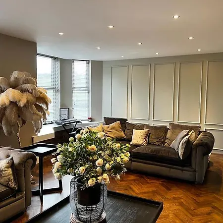 Luxury Close To The With Hot Tub & Bbq Fire Pit.