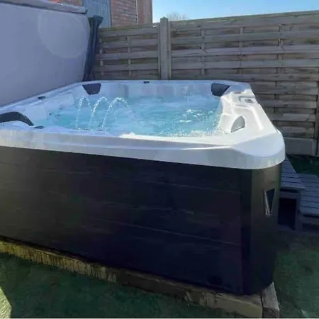 Дом отдыха Luxury Close To The With Hot Tub & Bbq Fire Pit. Манчестер