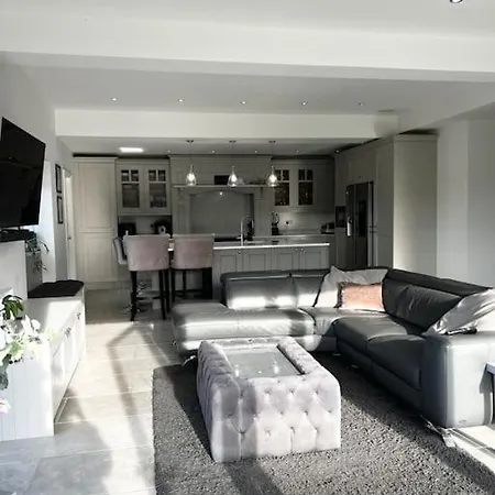 Luxury Close To The With Hot Tub & Bbq Fire Pit.