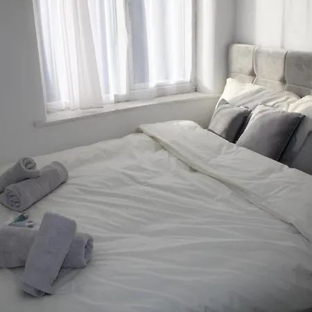 Beautiful 3 Bedroom House With Parking 펜션 *