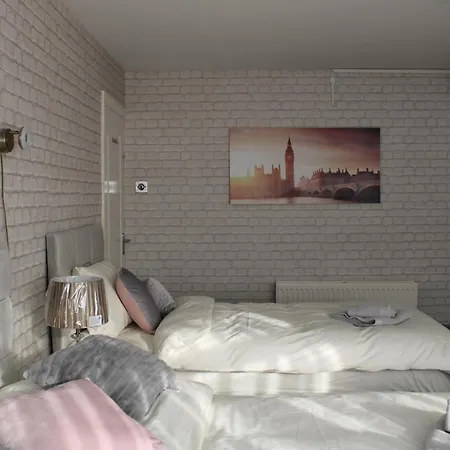펜션 Beautiful 3 Bedroom House With Parking 맨체스터