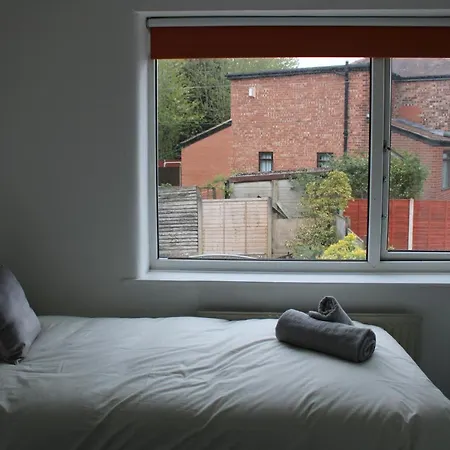 펜션 Beautiful 3 Bedroom House With Parking 맨체스터