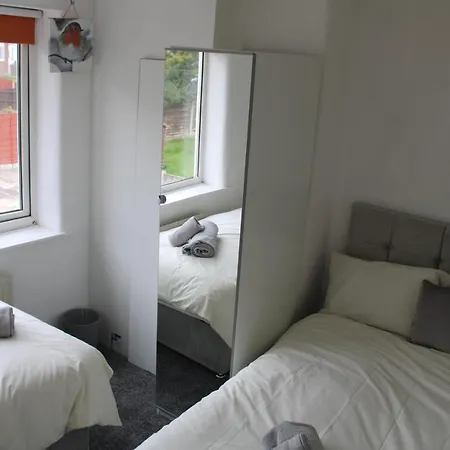 Beautiful 3 Bedroom House With Parking 맨체스터