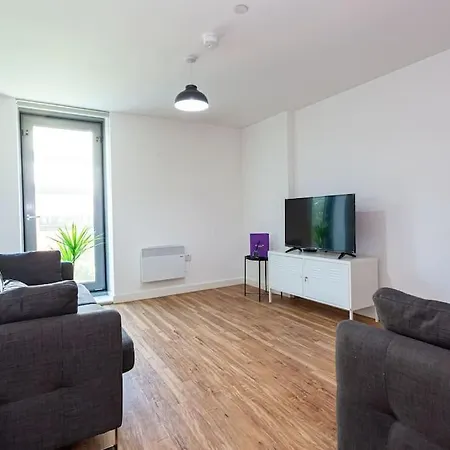3 Bedroom Media City Apartment With Access To Cinema Room And Gym * Manchester
