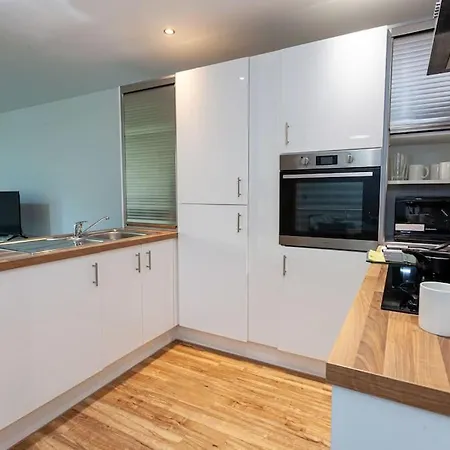 3 Bedroom Media City Apartment With Access To Cinema Room And Gym *