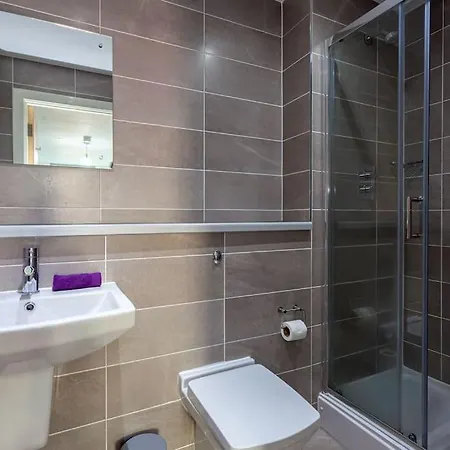 3 Bedroom Media City Apartment With Access To Cinema Room And Gym *