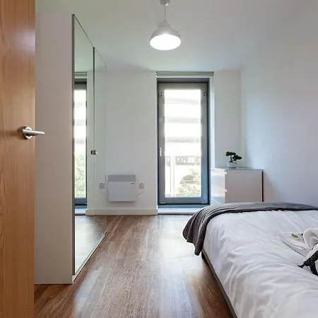 3 Bedroom Media City Apartment With Access To Cinema Room And Gym * Manchester