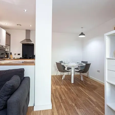3 Bedroom Media City Apartment With Access To Cinema Room And Gym * Manchester