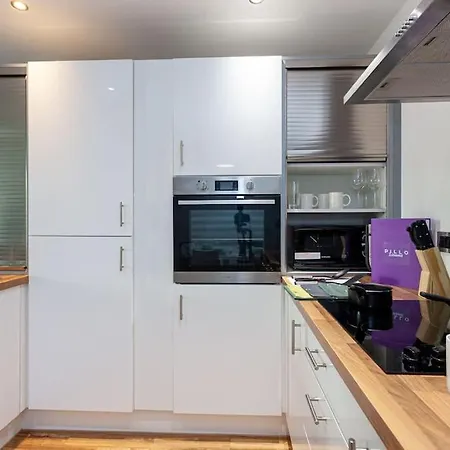 3 Bedroom Media City Apartment With Access To Cinema Room And Gym Lejlighed