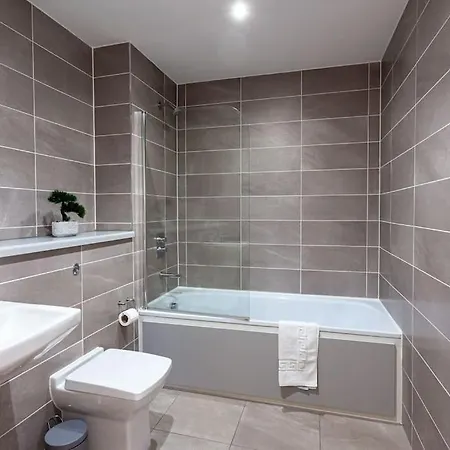 3 Bedroom Media City Apartment With Access To Cinema Room And Gym *