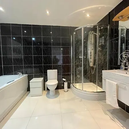 Mansion With Pool & Hot Tub Manchester *
