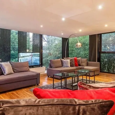 Mansion With Pool & Hot Tub Manchester Holiday home