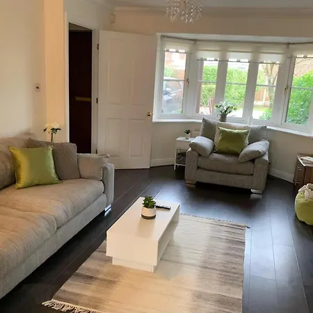 Spacious And Amazing 4 Bedroom Detached House 펜션 *