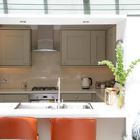 Lock Keepers - Detached House In The