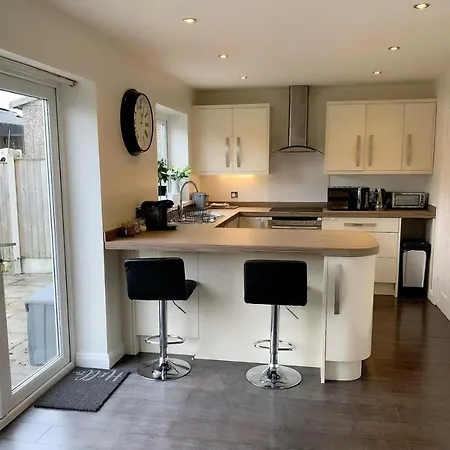Spacious And Amazing 4 Bedroom Detached House 펜션 맨체스터