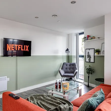 Stunning 2 Bed With Free Parking Close To Cc Apartment *