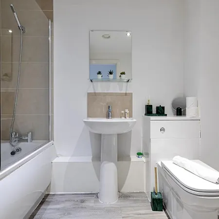 Stunning 2 Bed With Free Parking Close To Cc