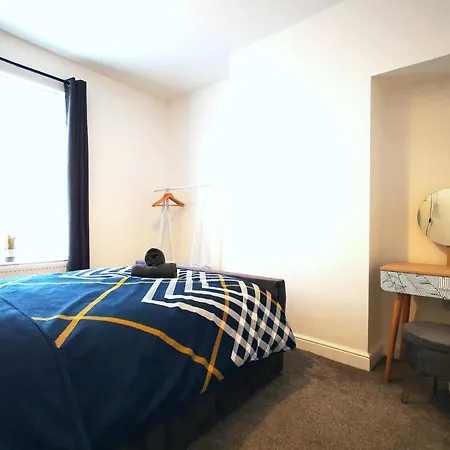 Vakantiehuis The Mellor - With Free Parking - 5 Minutes Drive To Coop Live Arena, Etihad Stadium & Centre *