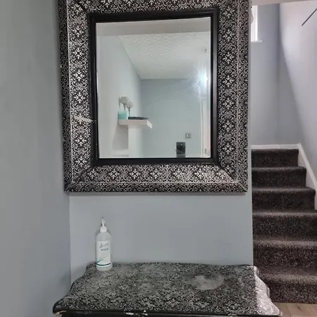 بيت للعطل Spacious House In مانشستر