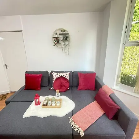 Apartment Beautiful And Spacious Apartment: 3 Beds & 2 Bath - Newly Renovated ,open-plan Kitchen/living *