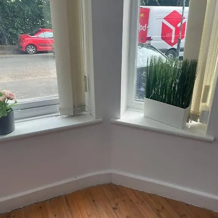 Beautiful And Spacious Apartment: 3 Beds & 2 Bath - Newly Renovated ,open-plan Kitchen/living Manchester